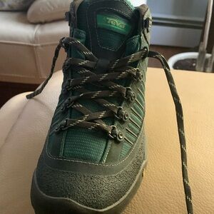 Teva waterproof, shock pad. good to wear in rain ,snow and bottom has grips